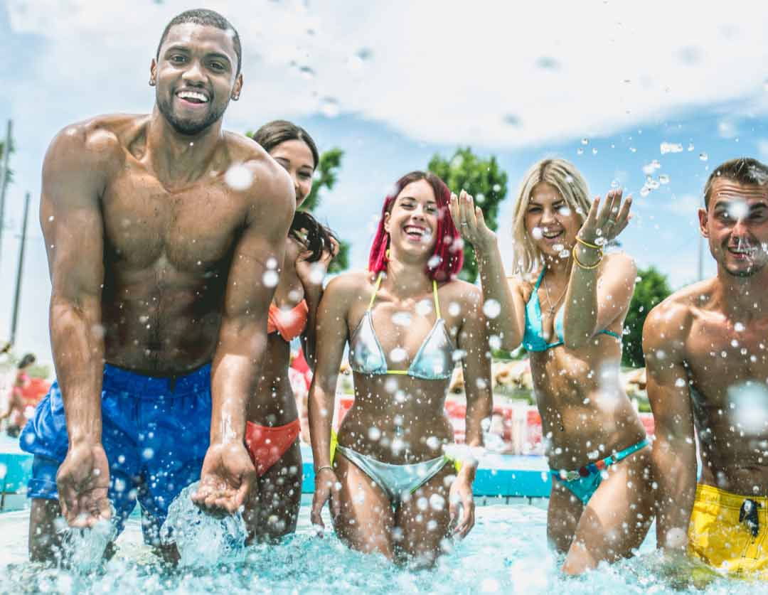 Gruppo in acqua nella piscina di Ronchiverdi