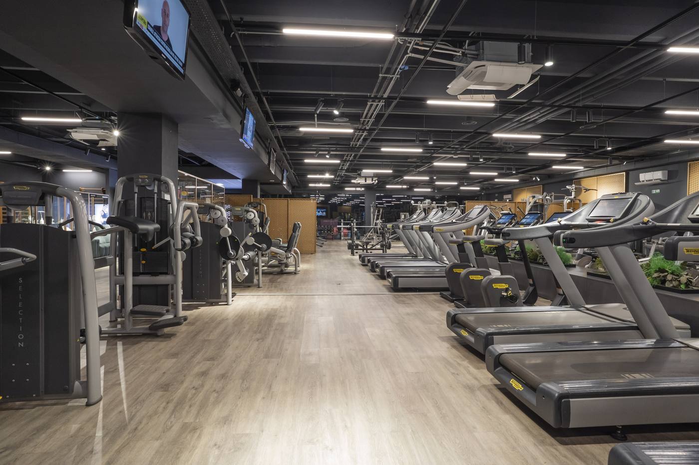 Area cardio e isotonica del Gym Floor Ronchiverdi: i macchinari a selettore a sinistra, la fila dei treadmill a destra