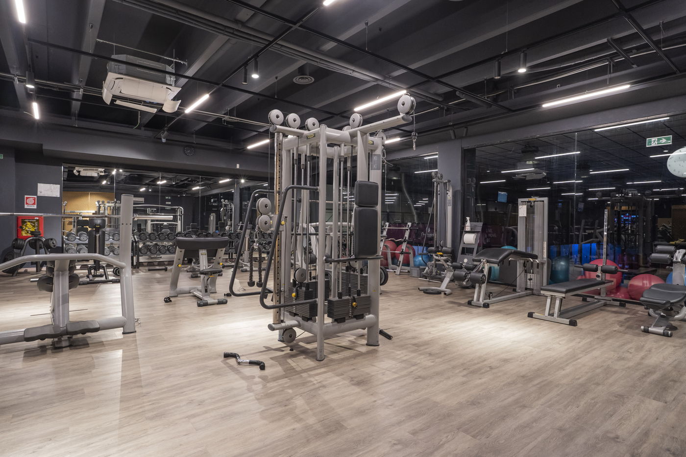 Sala pesi del Gym Floor Ronchiverdi con macchinari a cavi e panche