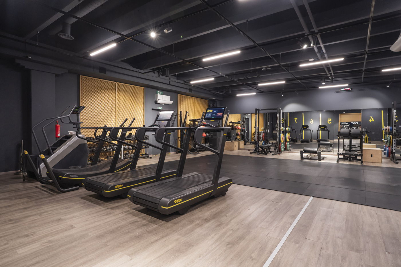 Gym Floor Ronchiverdi con macchinari cardio e isotonici Technogym