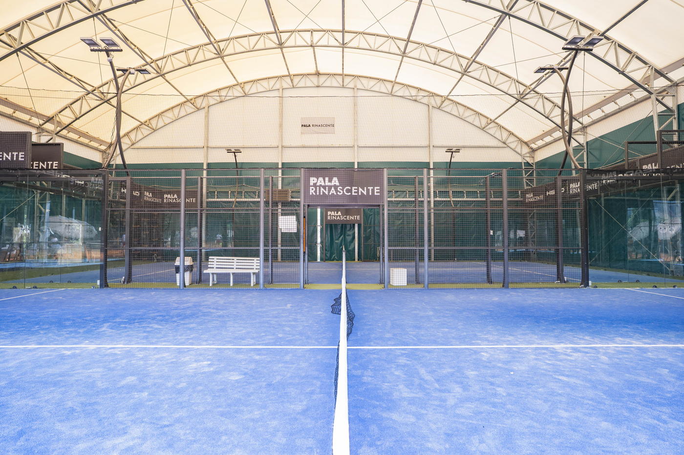 Campo da padel coperto di Ronchiverdi visto da fondo campo