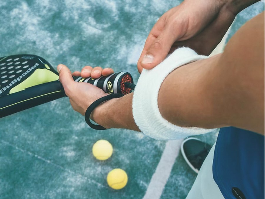 Presa della racchetta da padel durante una lezione