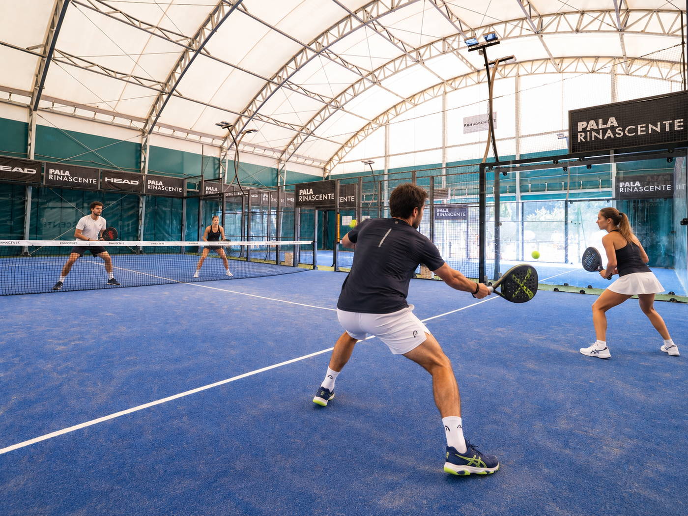 Partita di doppio sui campi da padel coperti di Ronchiverdi