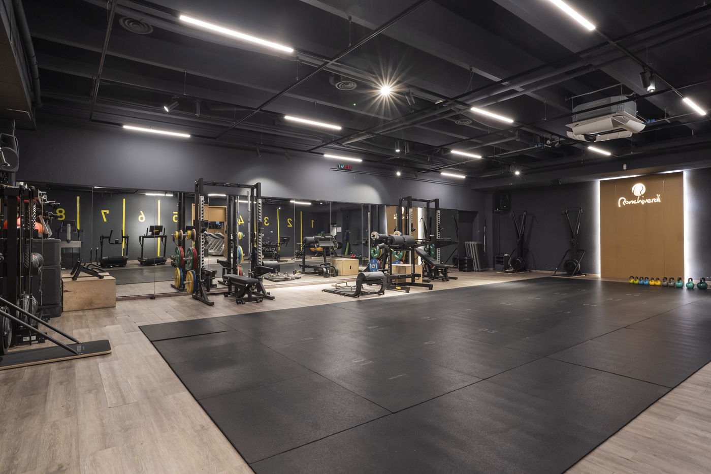 Zona funzionale della Skill Area con rack per lo squat e tappeto per il lavoro a terra