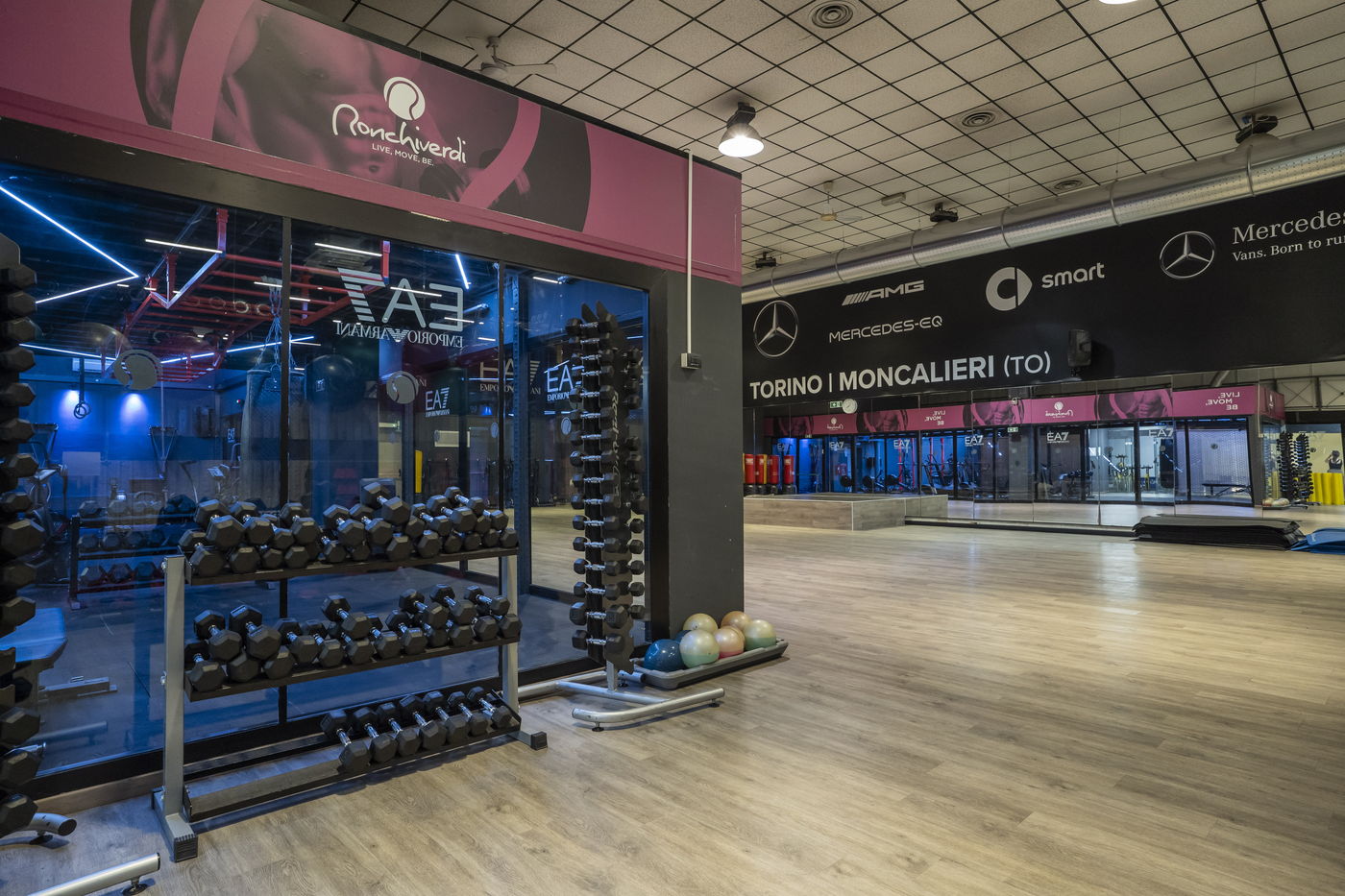 Skill Area del Gym Floor Ronchiverdi con le rastrelliere dei manubri