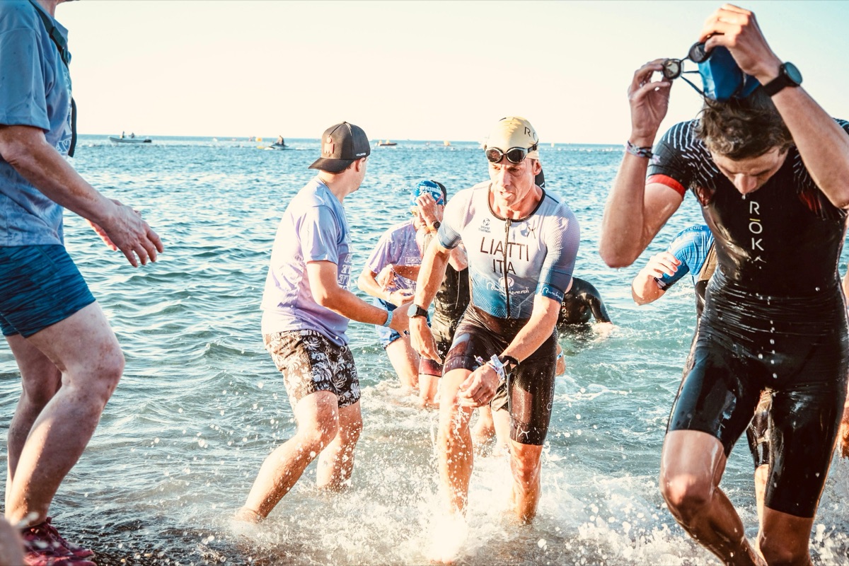 Uscita dalla frazione di nuoto durante una gara di triathlon