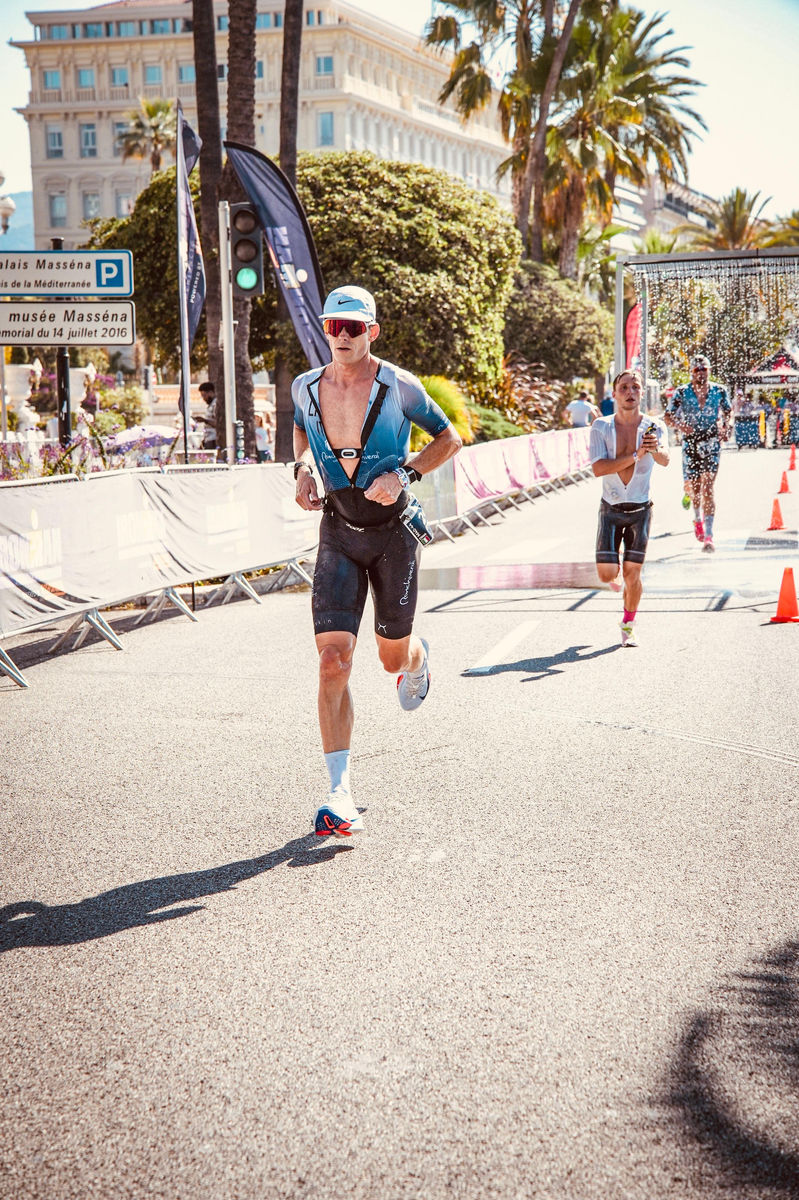 Atleta di triathlon in gara