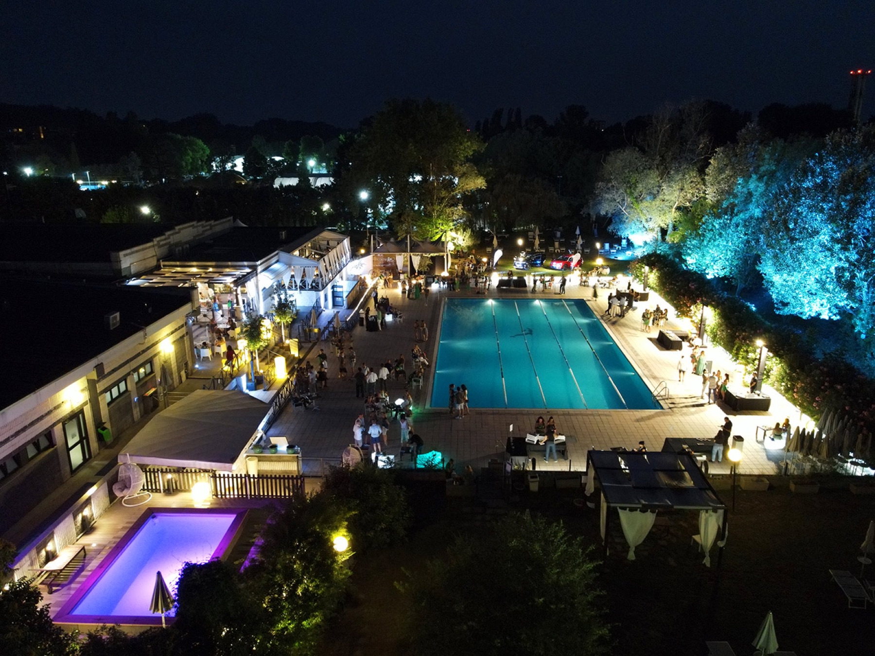 La piscina esterna Ronchiverdi illuminata di sera