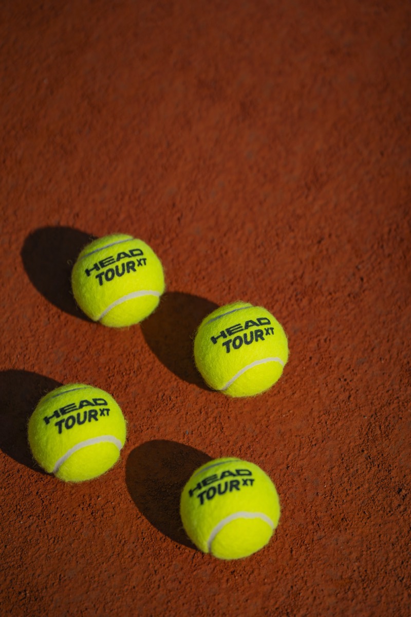 Dettaglio delle palline sul campo da tennis in terra rossa