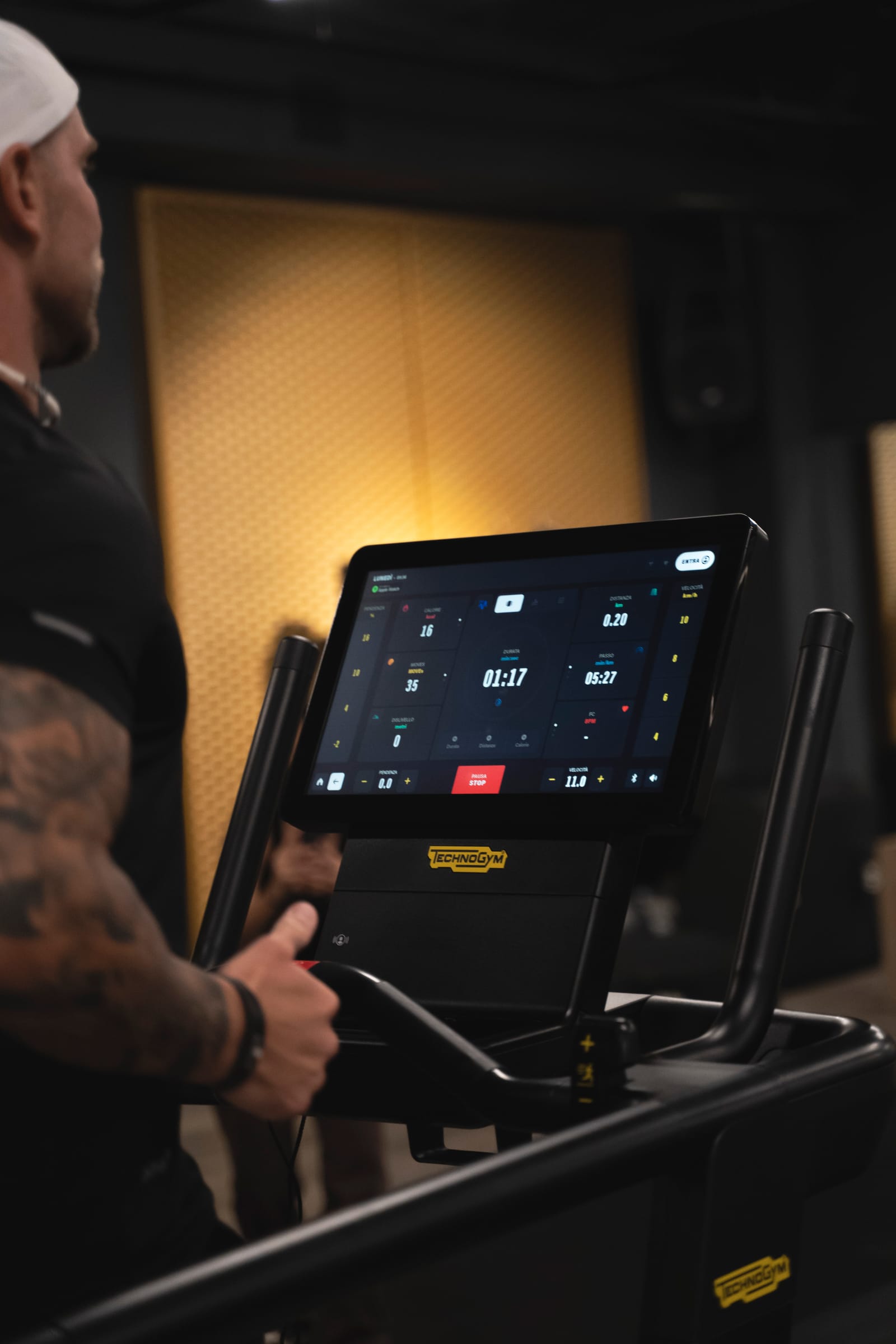 La consolle di un treadmill Technogym con i parametri dell'allenamento