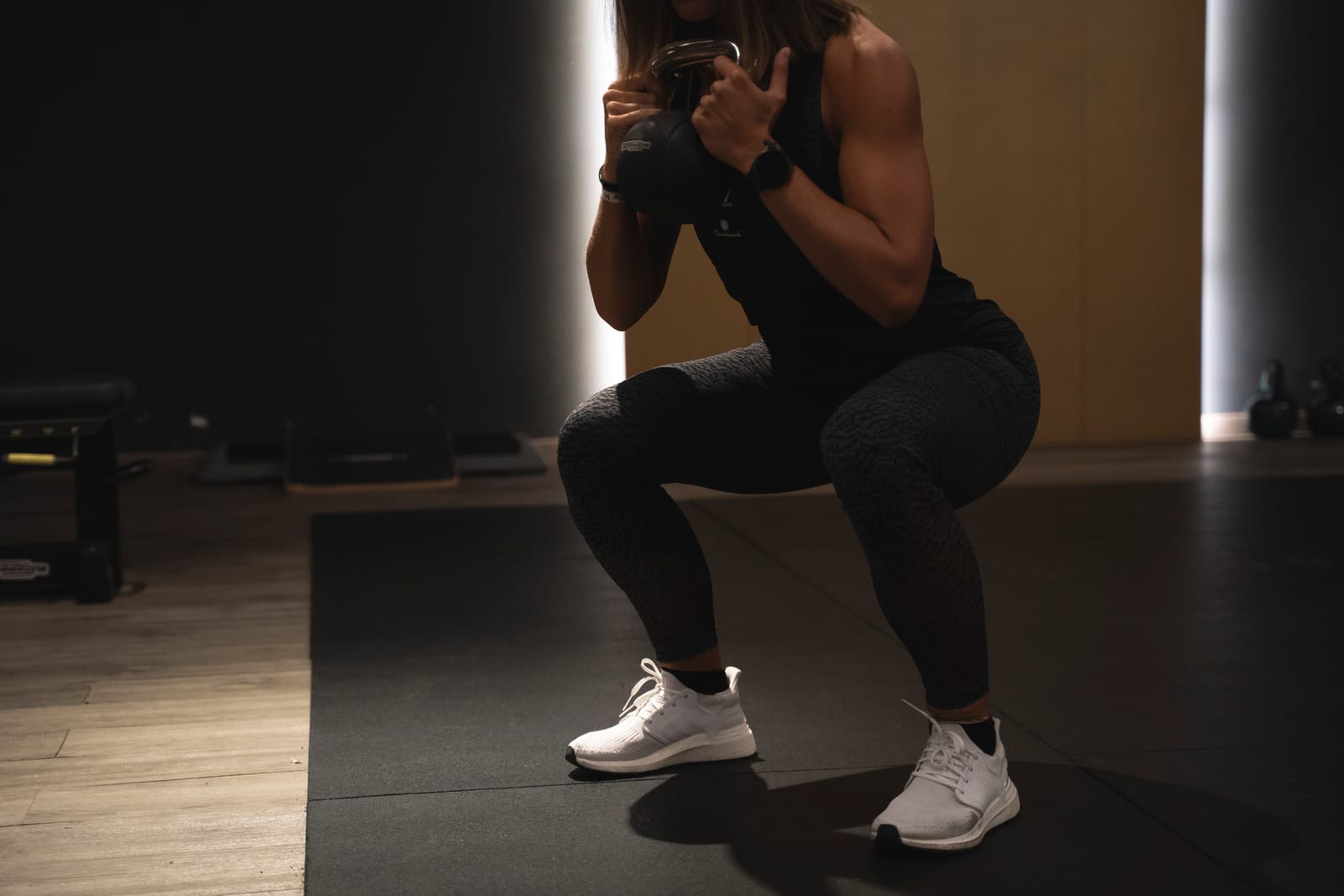 Squat a corpo libero sul tappeto della Skill Area